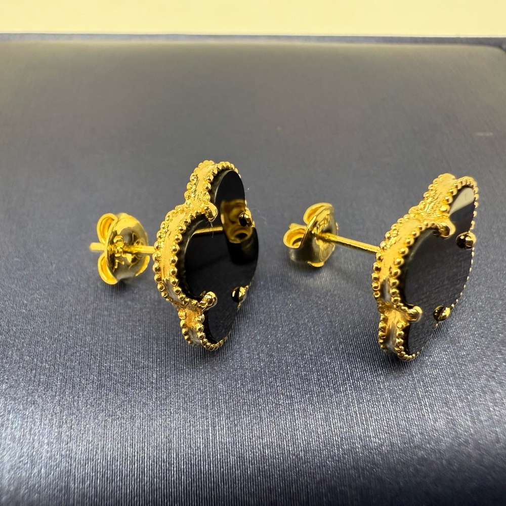 18K Yellow Gold Elegant Black and Gold Clover Stud Earrings - Picture 2 of 13